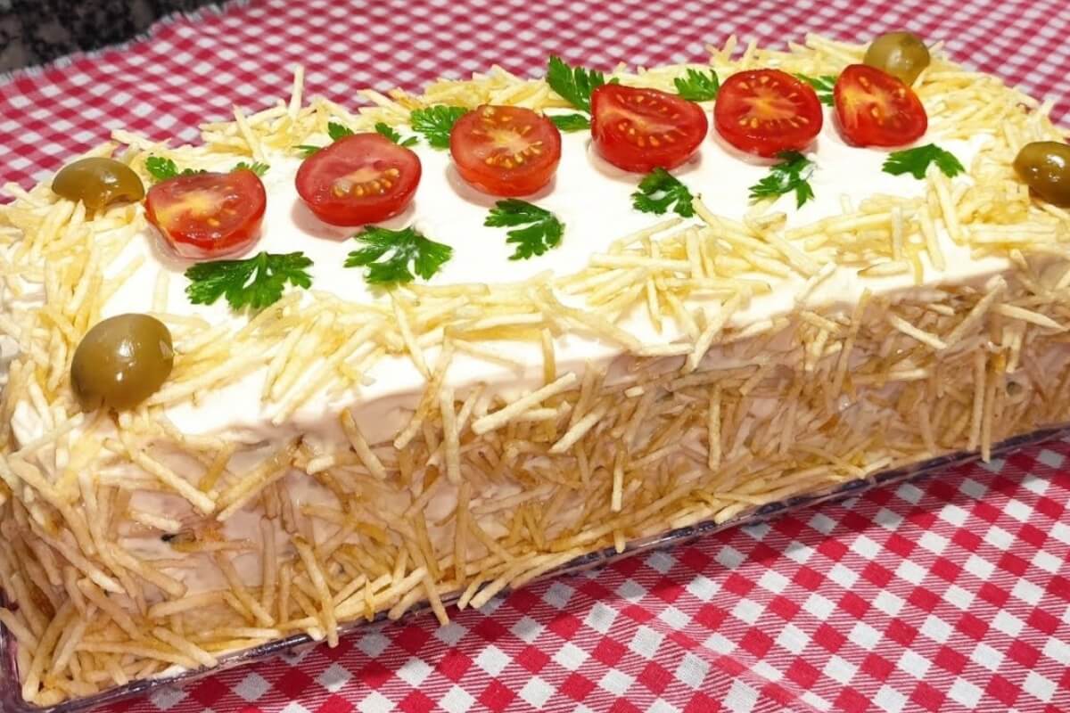 Torta fria de frango deliciosa e fácil vai deixar sua mesa de virada de ano muito mais linda