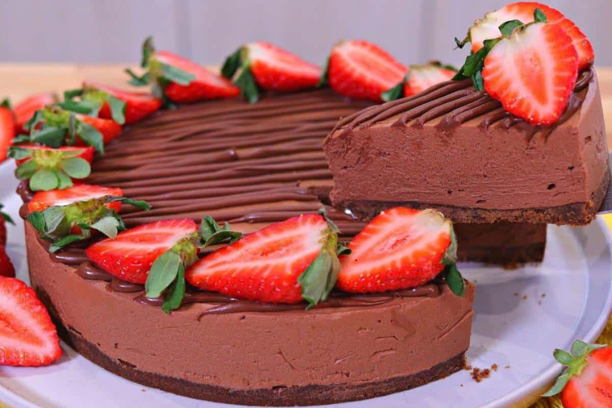 Torta mousse de chocolate que é a mais chocolatuda e cremosa de todas
