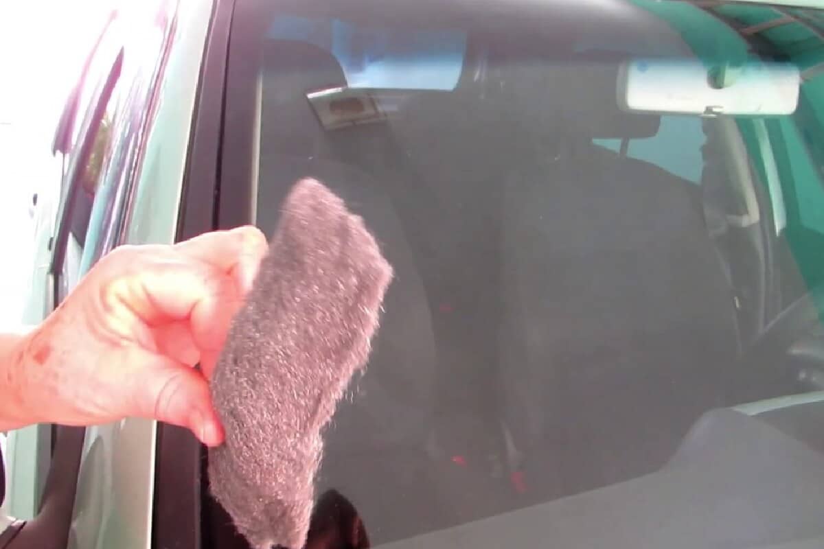 Veja essa dica infalível de como tirar riscos do vidro do carro de um jeito fácil e barato