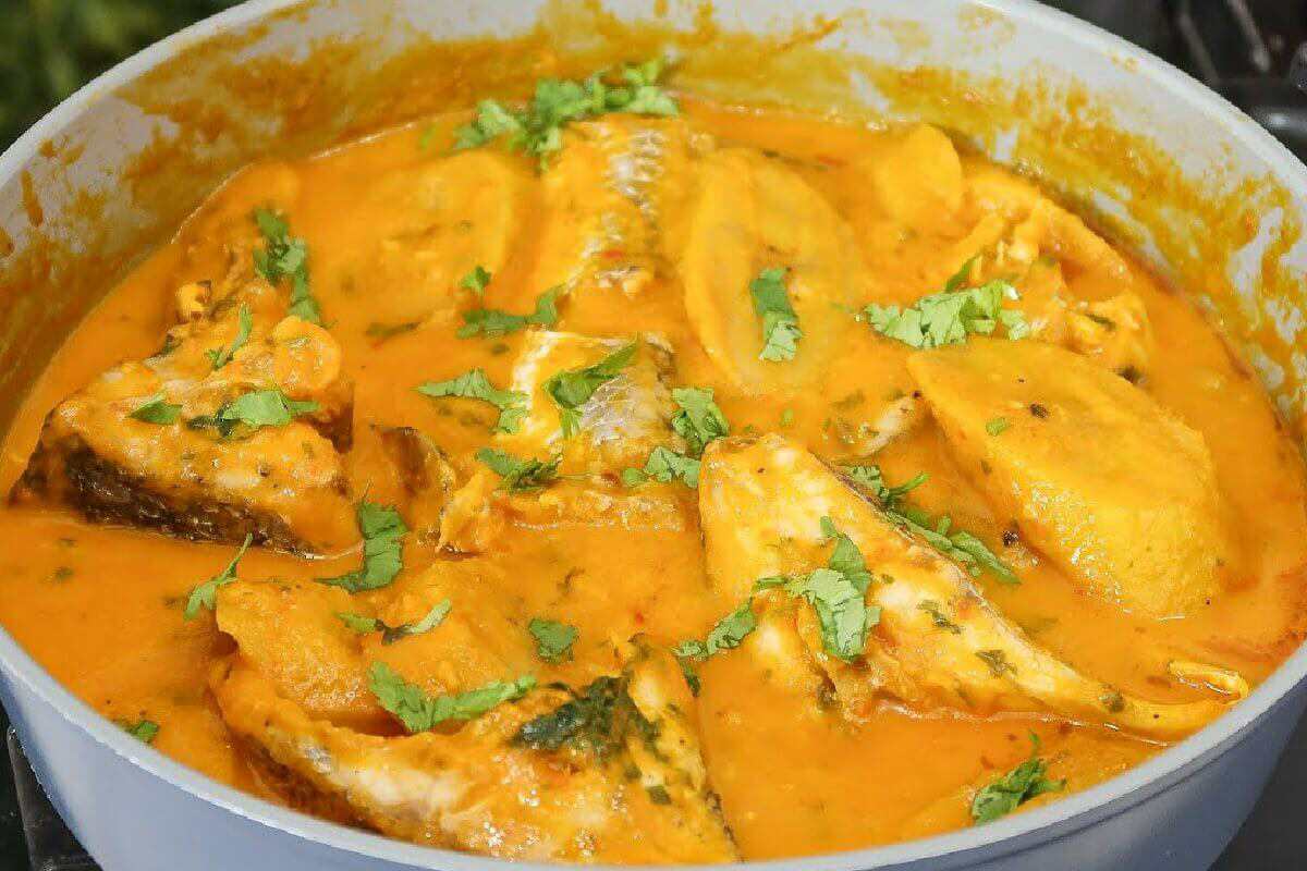 Cozinheira profissional ensina como fazer uma moqueca de peixe com banana da terra deliciosa