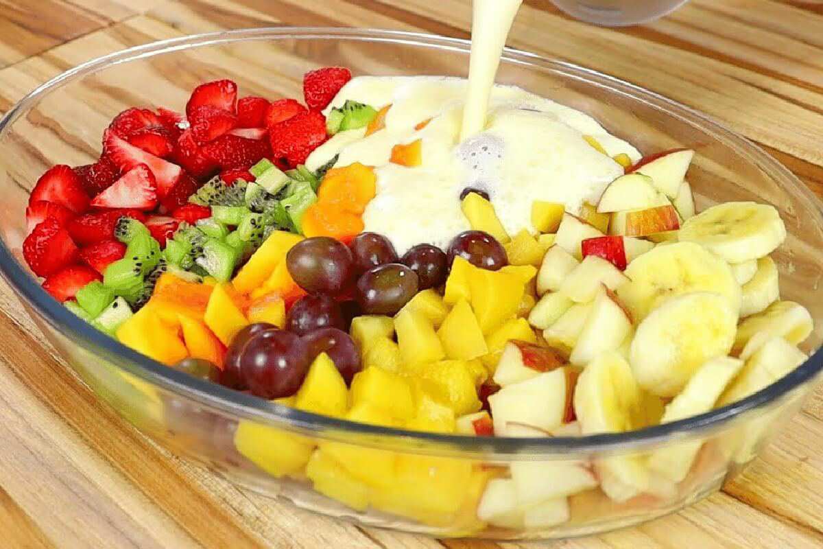 Salada de frutas cremosa e super refrescante para servir todos os dias da semana