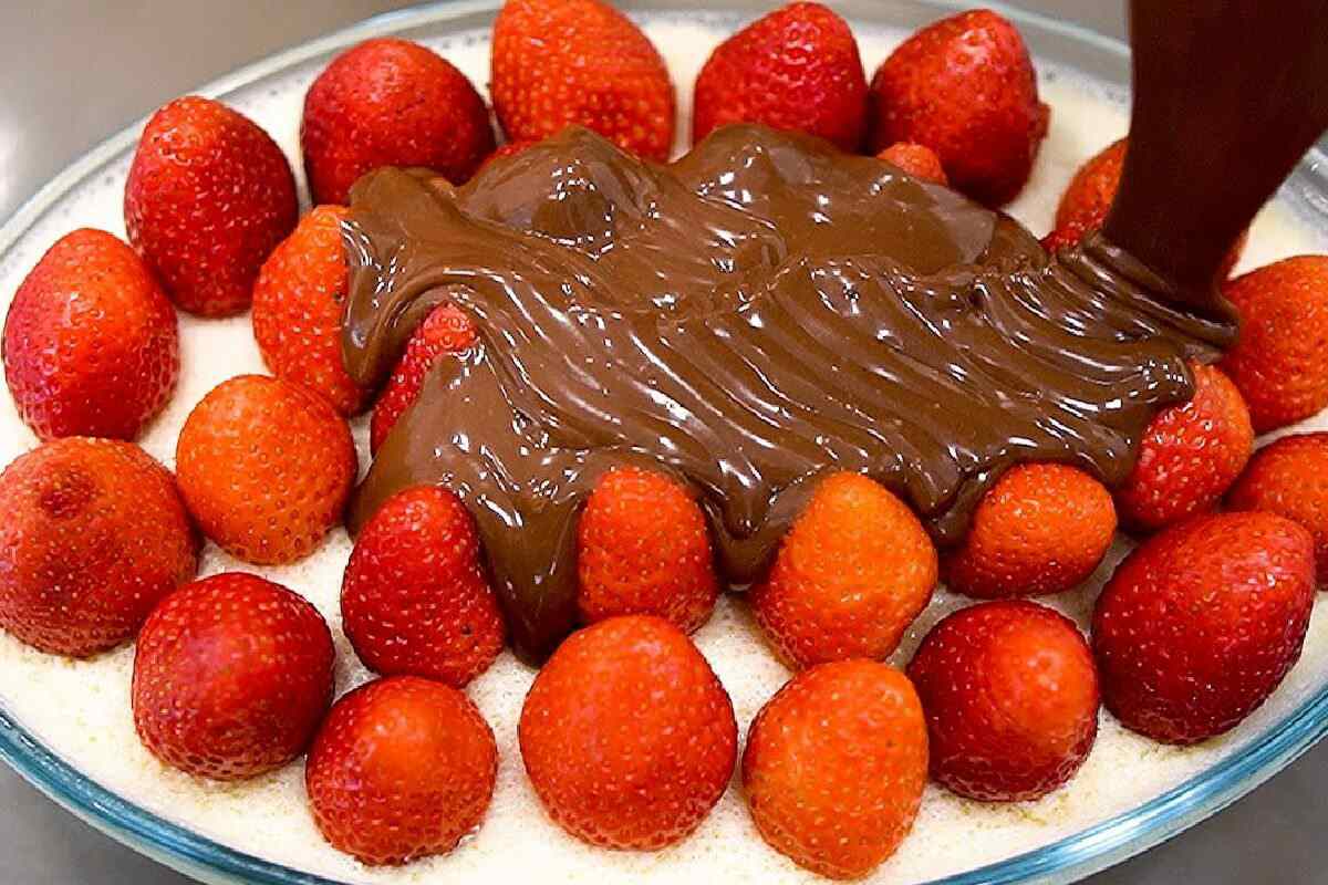 Sobremesa com morangos irresistível que é impossível não querer comer de novo