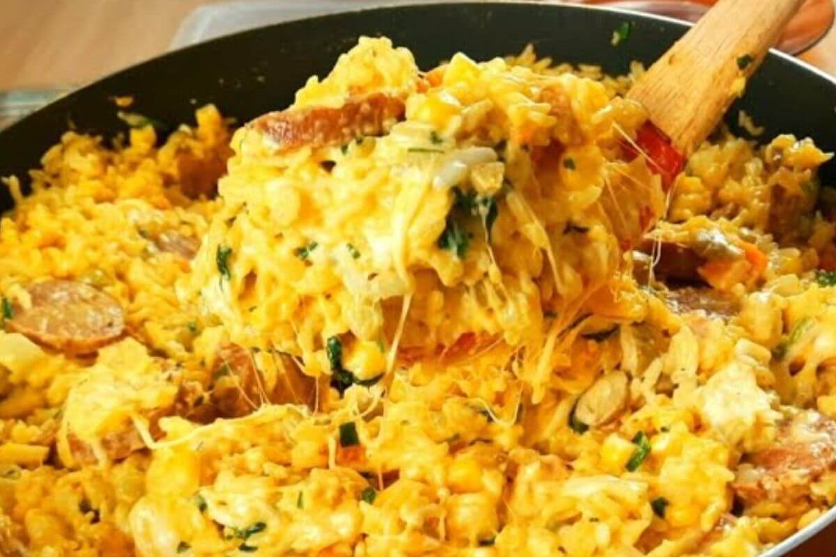 Arroz cremoso é um prato cheio de sabor e dá para fazer tudo numa panela só