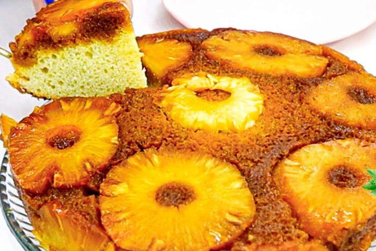 Bolo de abacaxi furadinho e com calda de caramelo delicioso fácil de fazer