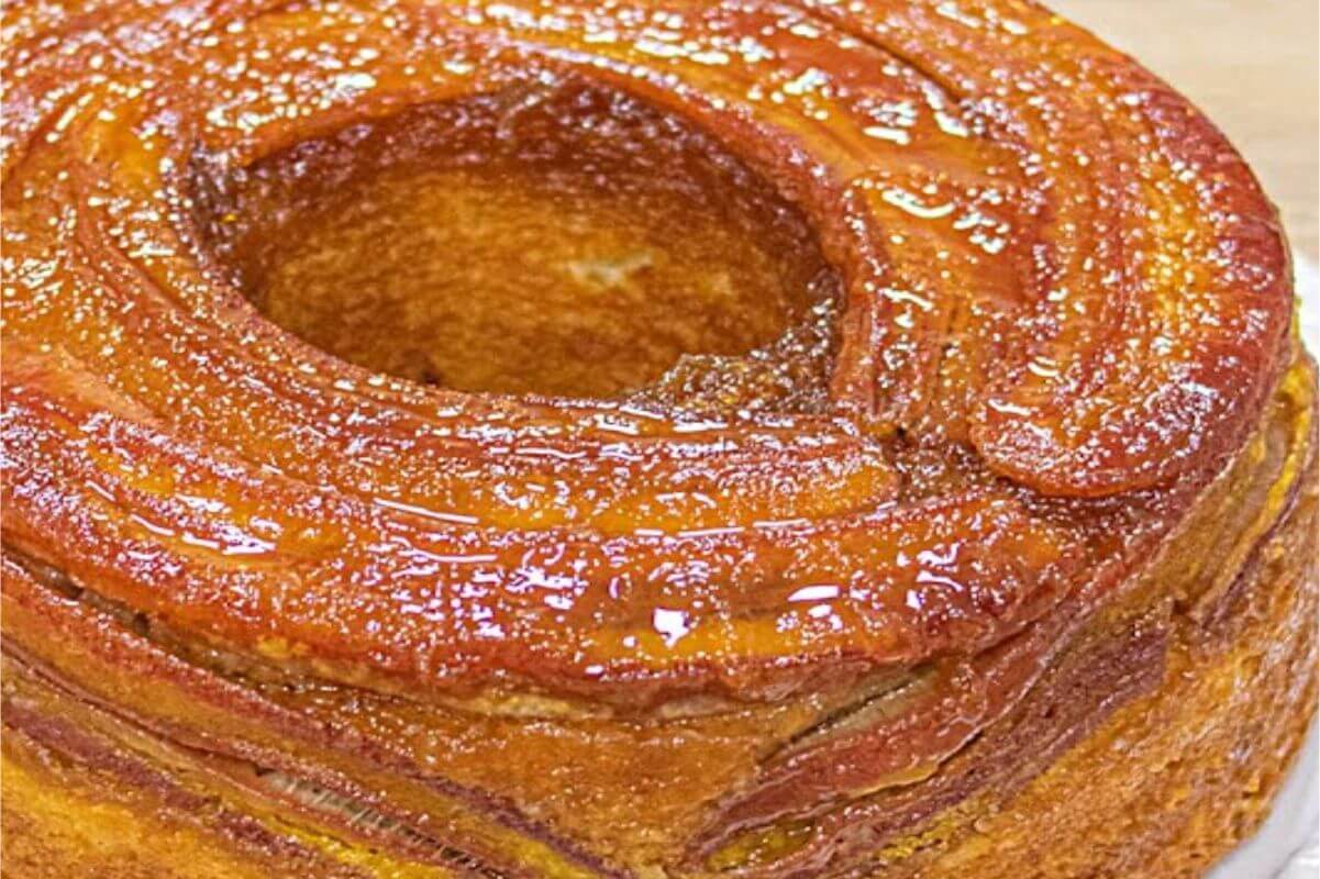 Bolo de banana caramelizado delicioso de comer lambendo os dedos