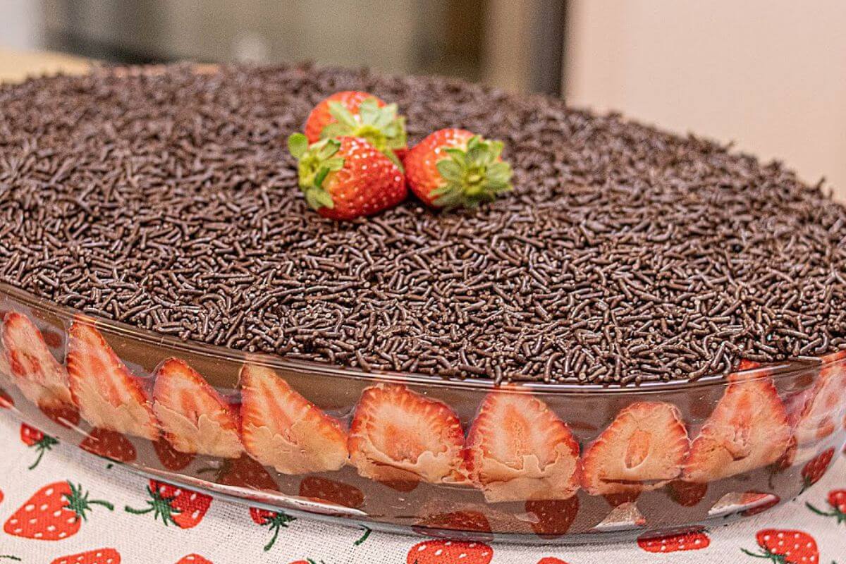 Bolo de brigadeiro com morango na travessa para comer geladinho