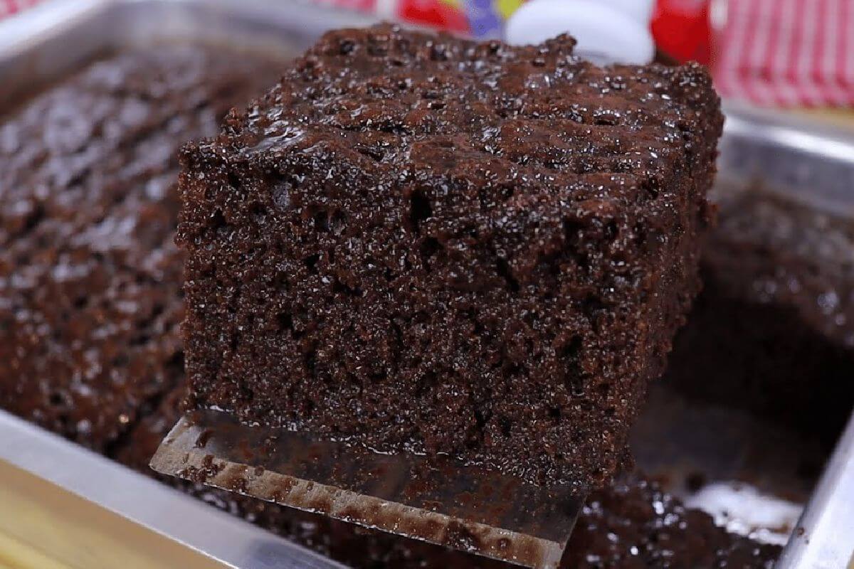 Bolo de chocolate molhadinho e macio com a receita mais fácil de todas