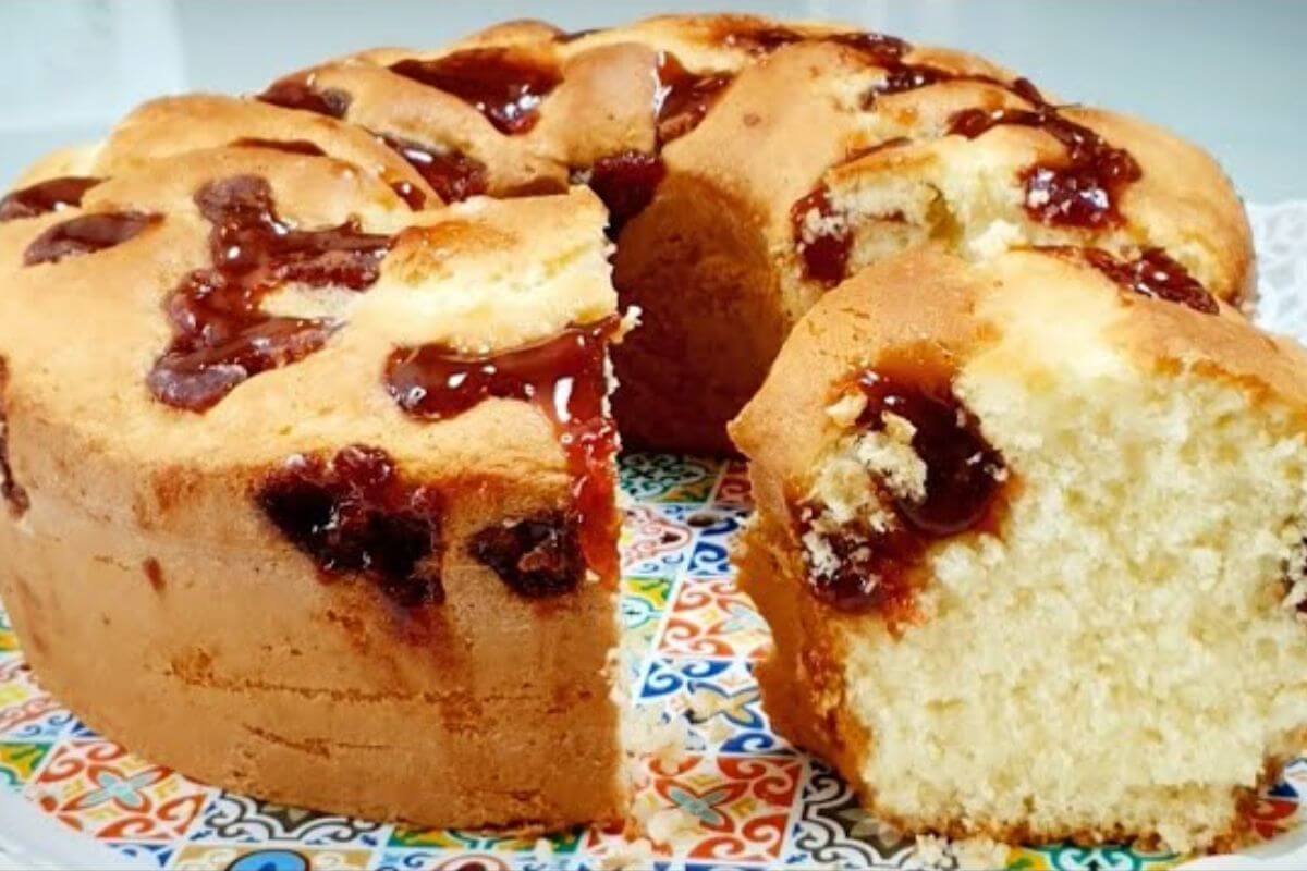 Uma combinação perfeita de sabores nesse bolo de coco com goiabada maravilhoso