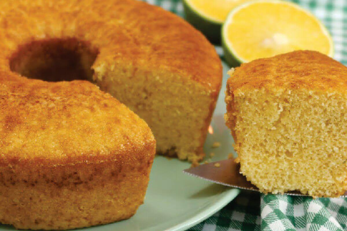 Que tal preparar um lanche da tarde com esse bolo de laranja simples e delicioso