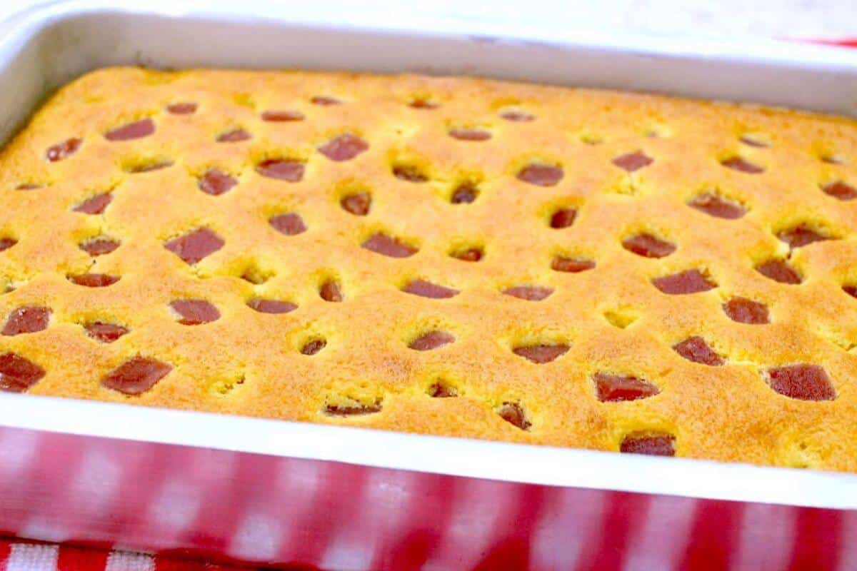 Já sai do forno recheado esse bolo de fubá maravilhoso