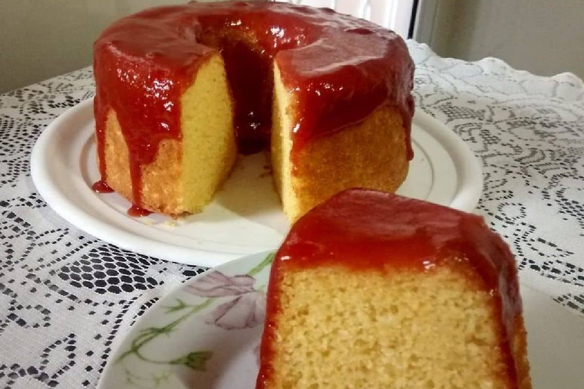 Bolo de fubá sem farinha e com uma coberturinha de goiabada deliciosa