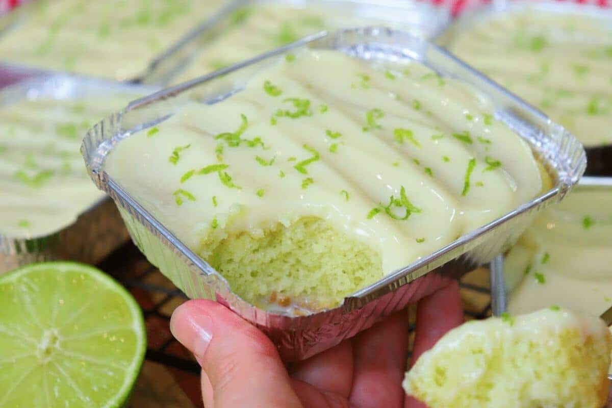Bolo gelado de limão fofinho e com uma cobertura de lamber os dedos de tão gostosa