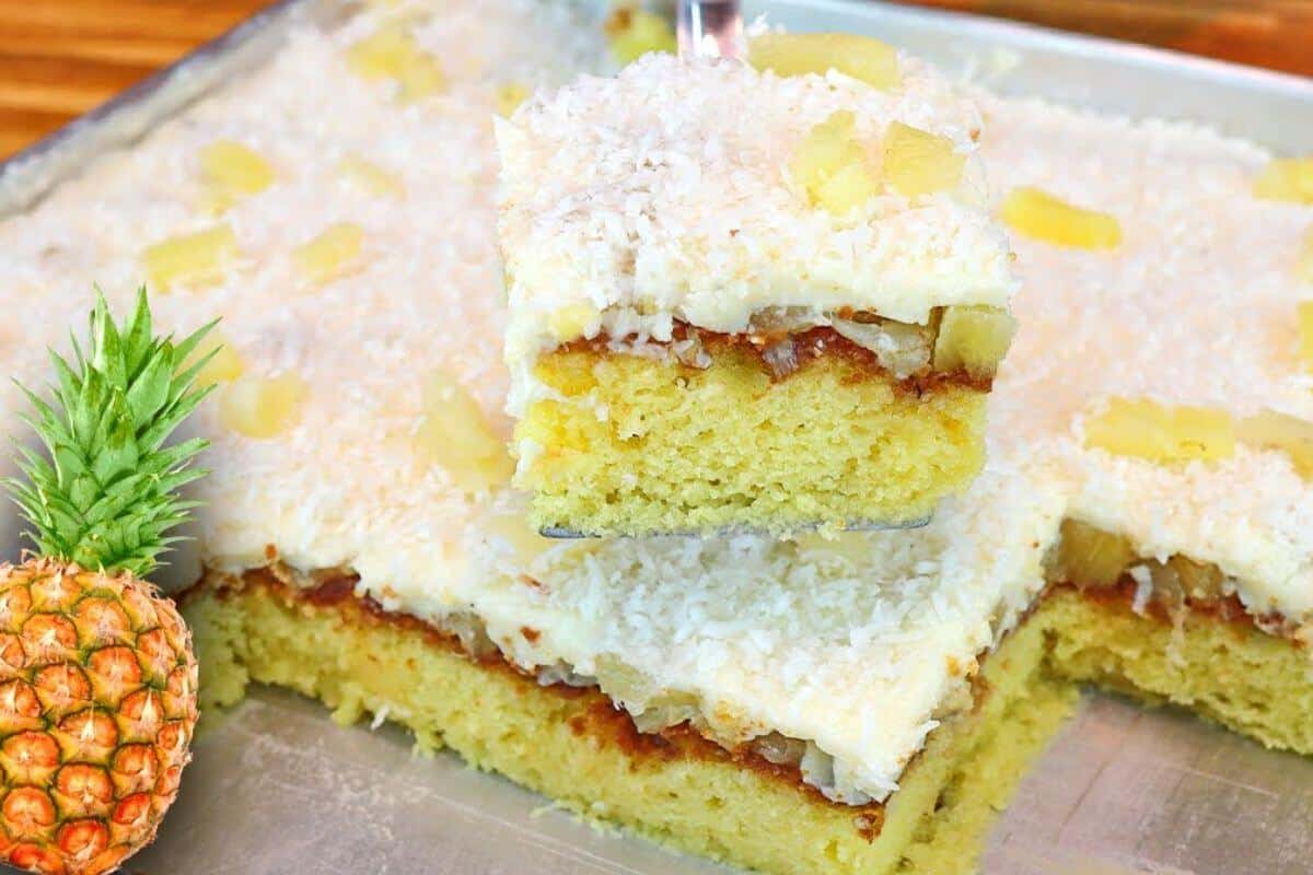 Bolo gelado de abacaxi que todo mundo vai querer mais um pedaço