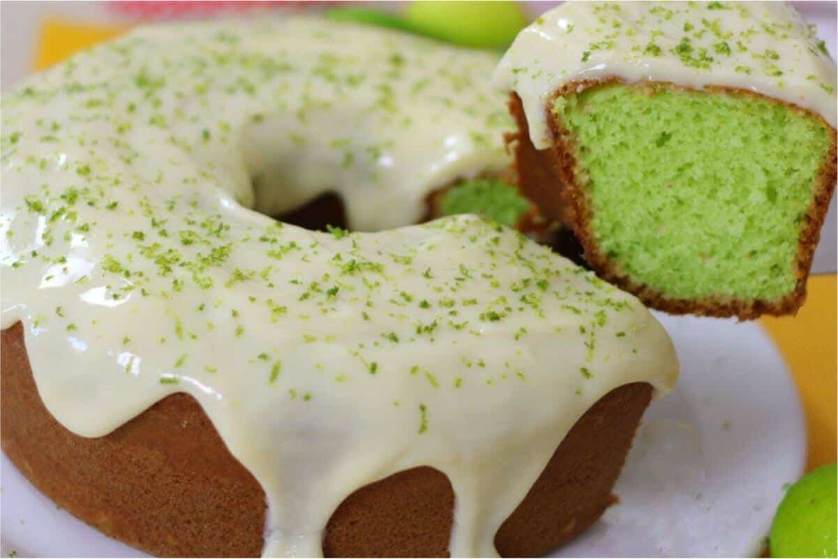 Bolo de limão com cobertura e uma massa verdinha mega fofinha e macia