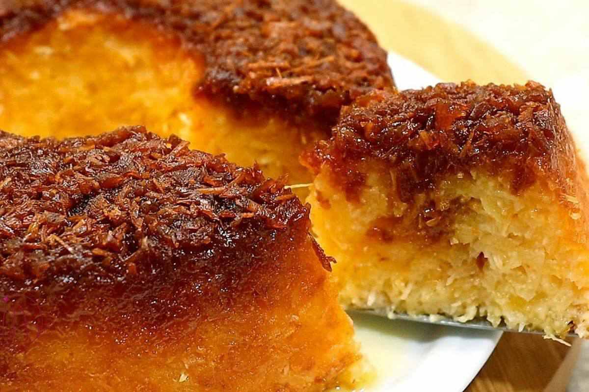 Bolo de mandioca molhadinho com uma cobertura de coco deliciosa