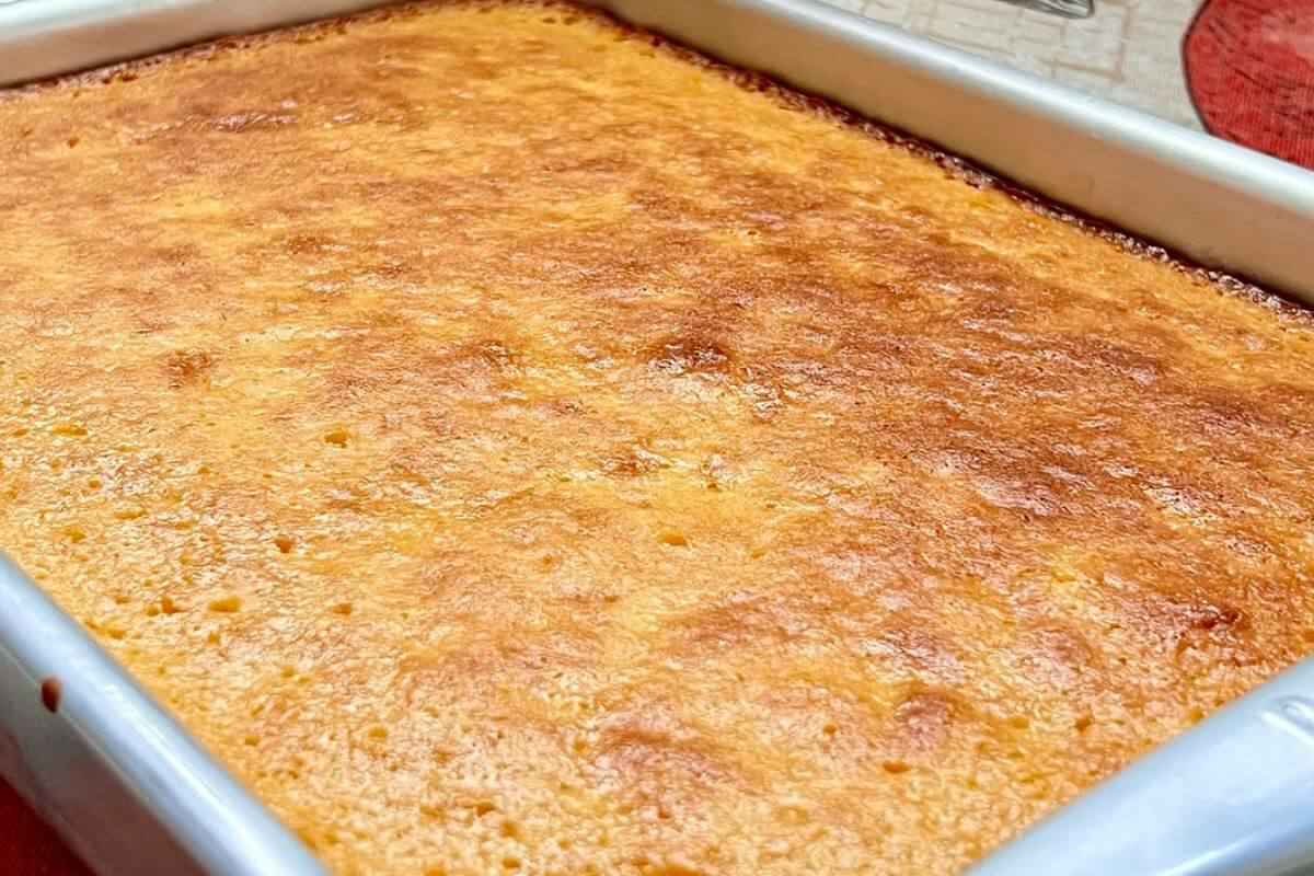 Bolo grande sem farinha de trigo para o lanche tarde com aquele cafezinho da hora