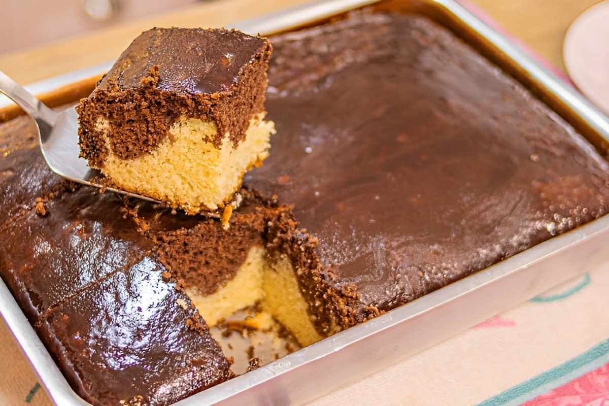 Bolo mesclado na assadeira grande perfeito bem fofinho e macio