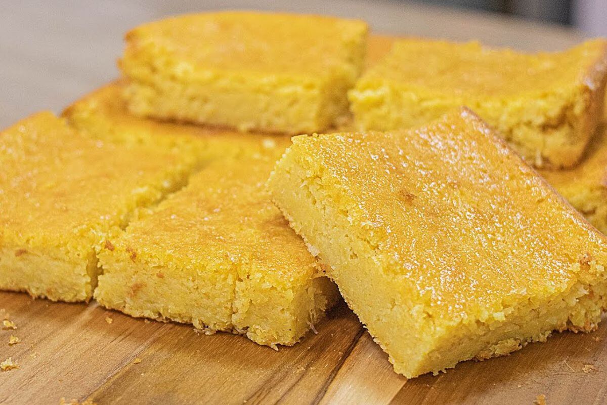 Não custa quase nada para fazer um bolo de milho de latinha molhadinho e perfeito como esse