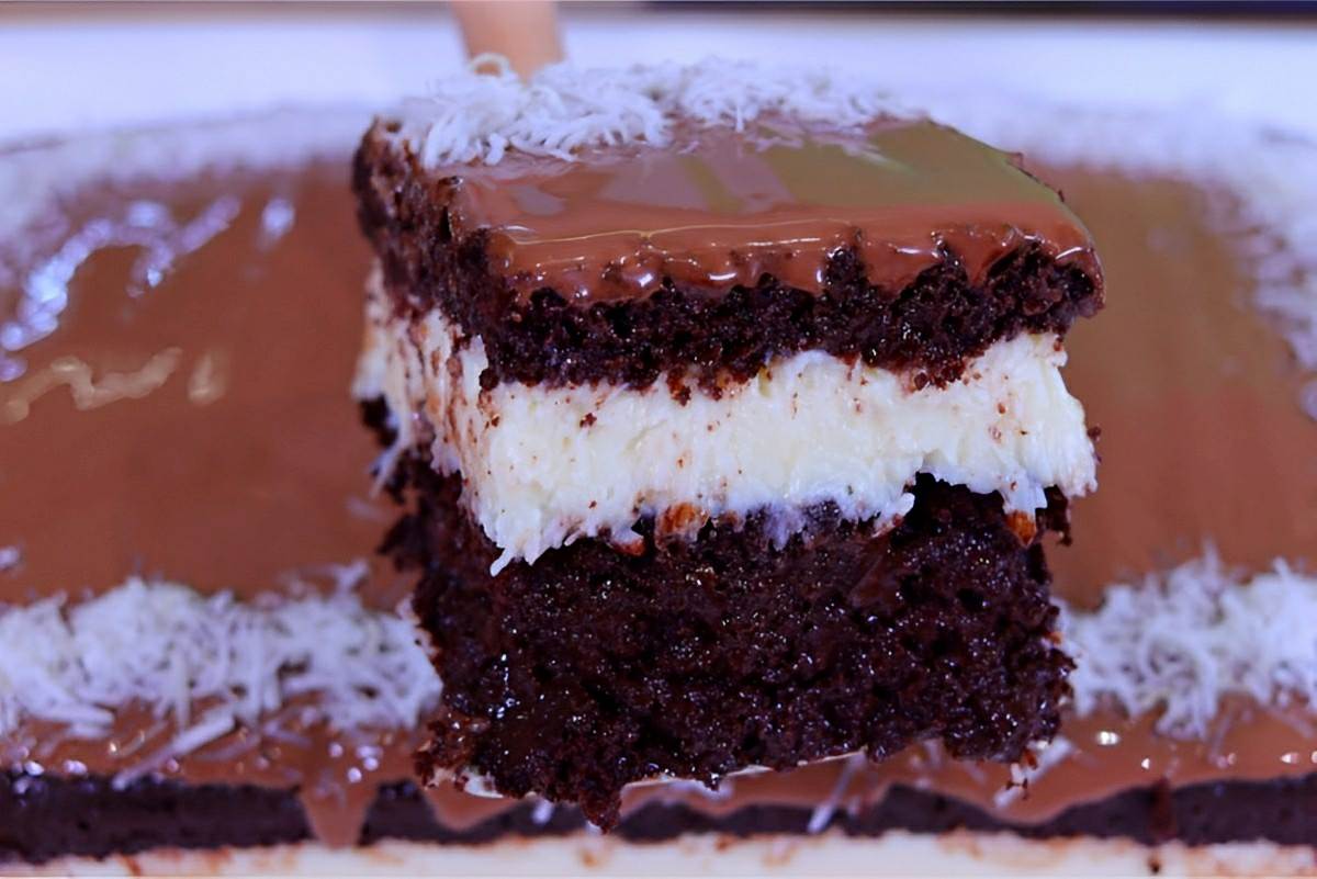 Não tem quem não vai querer mais um pedaço do seu bolo prestígio gelado molhadinho e cremoso
