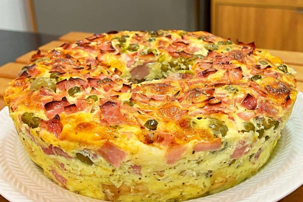 Bolo salgado que fica muito saboroso e você pode aproveitar tudo que tem na geladeira para rechear