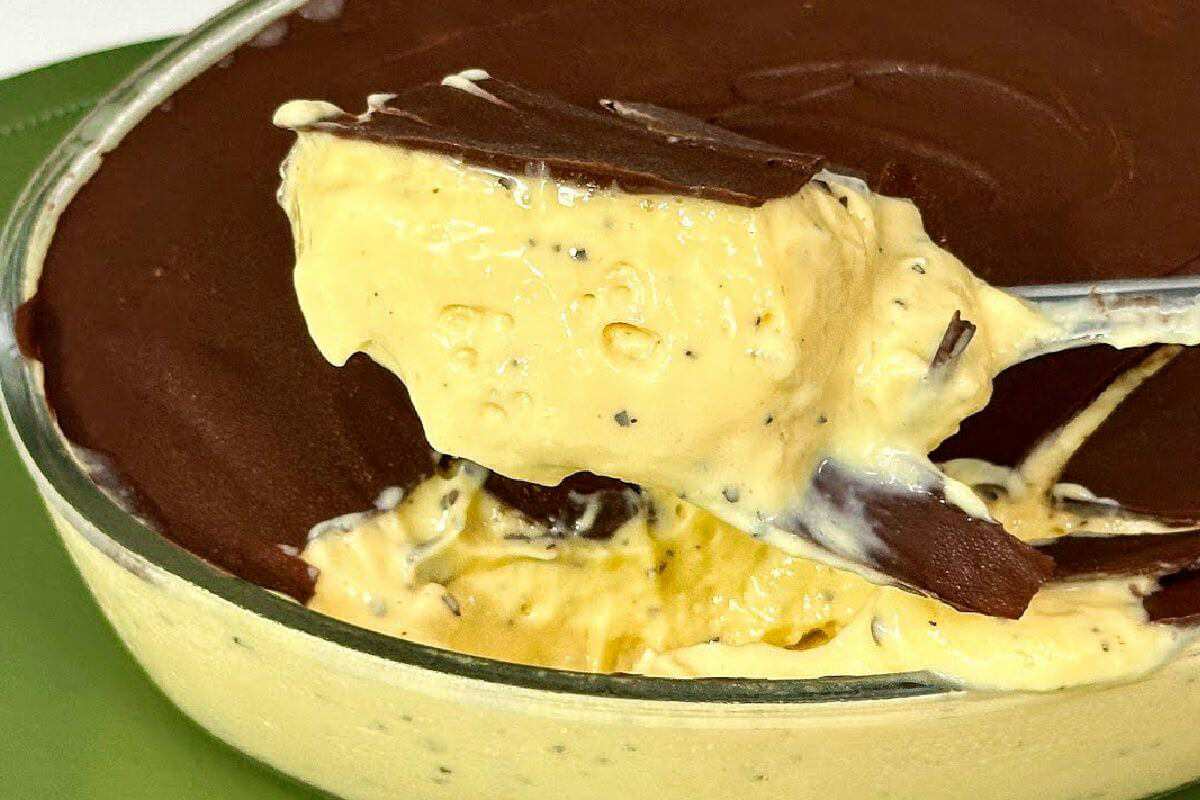Bombom mousse de maracujá uma sobremesa fácil sem gelatina e sem fogo