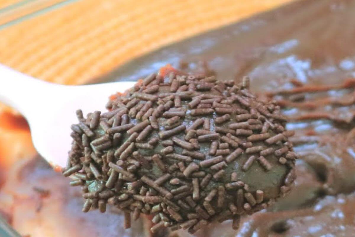 Veja que é possível fazer um brigadeiro sem leite condensado perfeito e muito gostoso