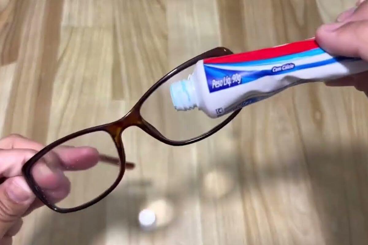 Dica para limpar óculos e remover aquelas manchas tão dificeis de sair