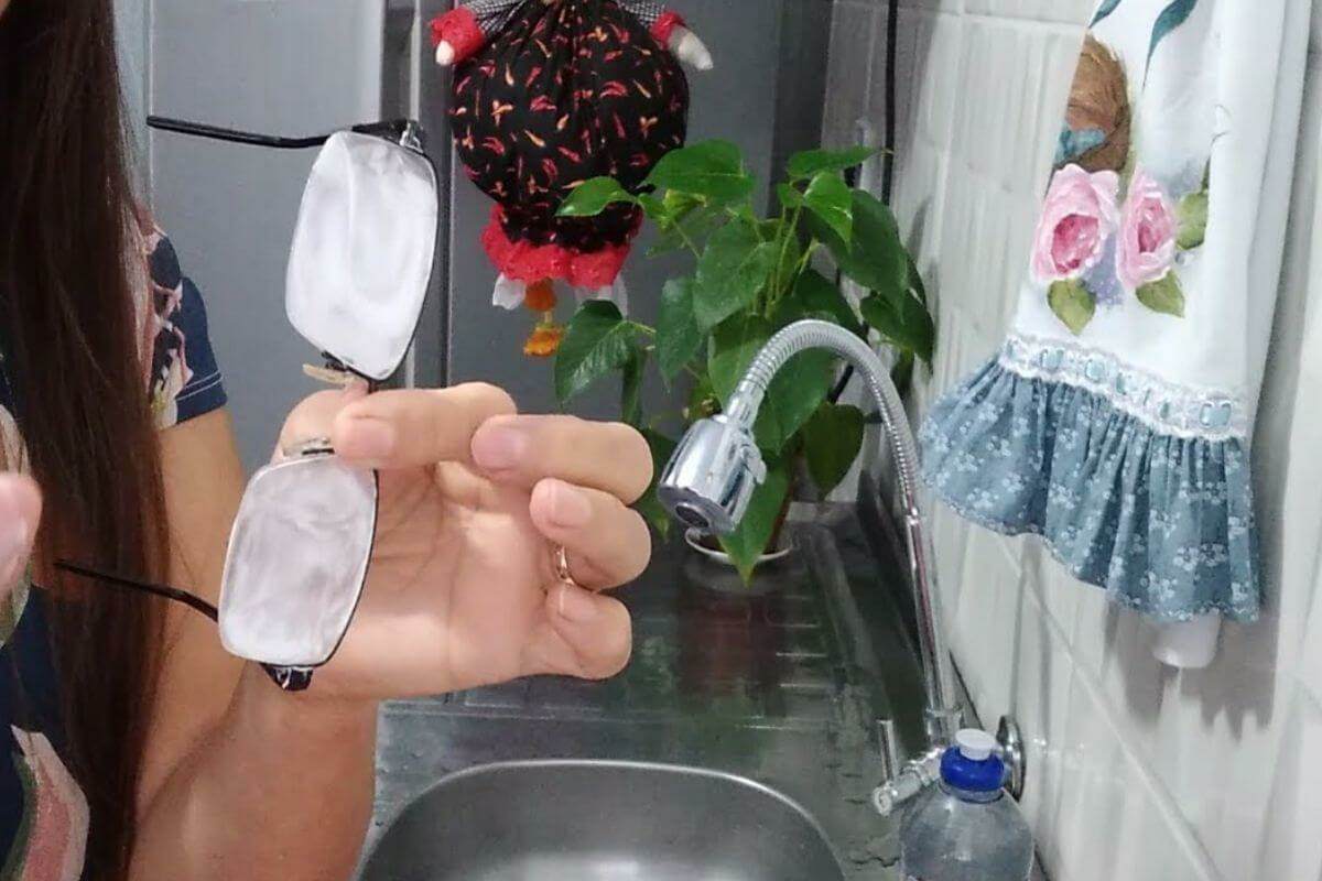 Dica para limpar óculos e remover pequenos riscos de um jeito bem rápido e fácil