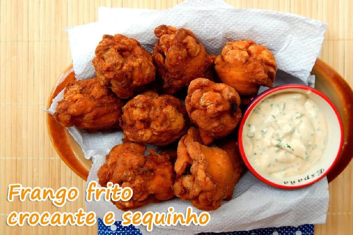Duas receitas em uma só: frango frito sequinho com um molho picante delicioso