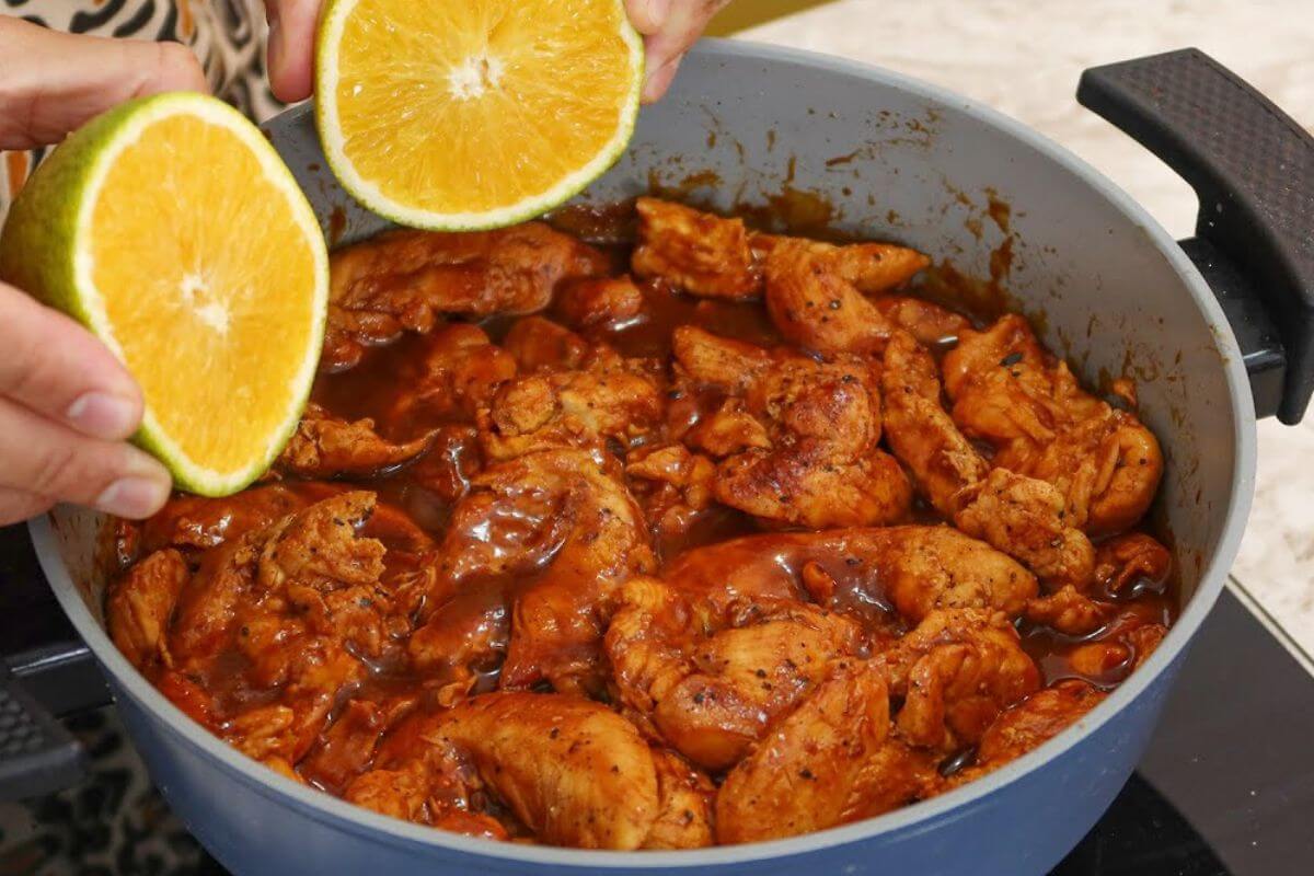 Frango na panela com um molho surpreendente e muito saboroso