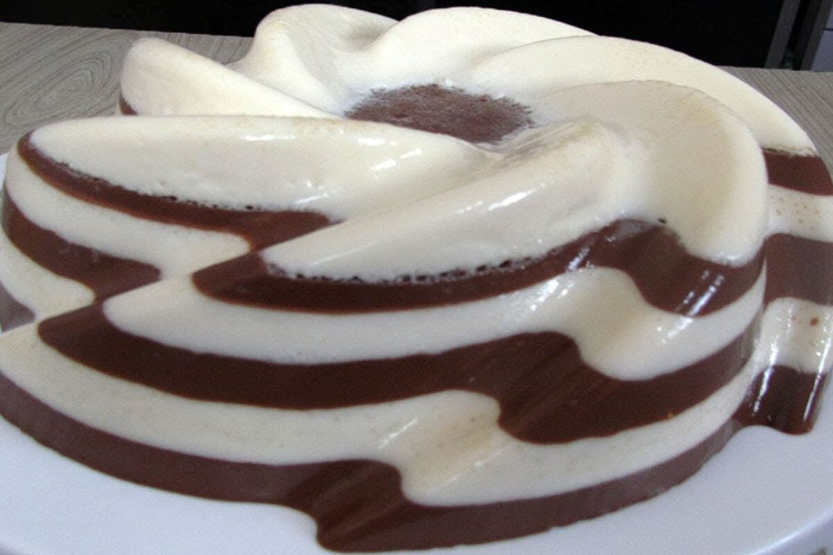 Não existe sobremesa mais surpreendente que essa gelatina de leite ninho com chocolate