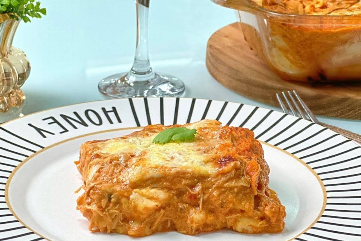 Lasanha de frango com molho rosê para ser o prato principal do seu almoço de domingo