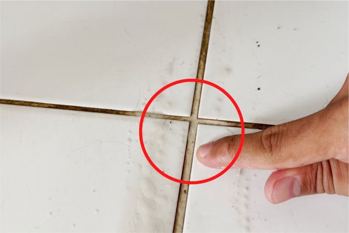 Veja como essa misturinha poderosa para limpar rejuntes encardidos é eficiente