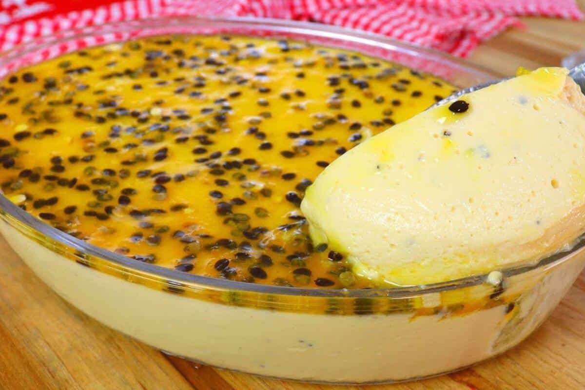 Não perca a refrescância e cremosidade desse mousse de maracujá com calda