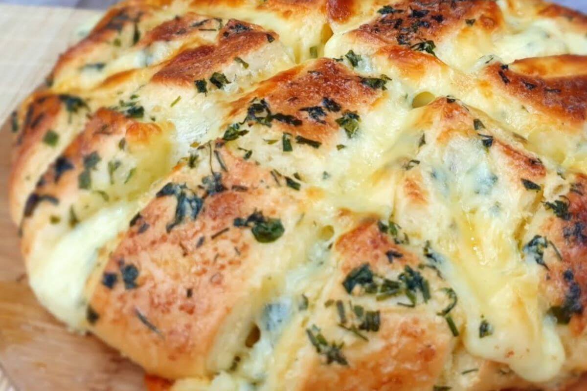 Pão de alho com queijo muito saboroso já sai cortado e fatiado do forno