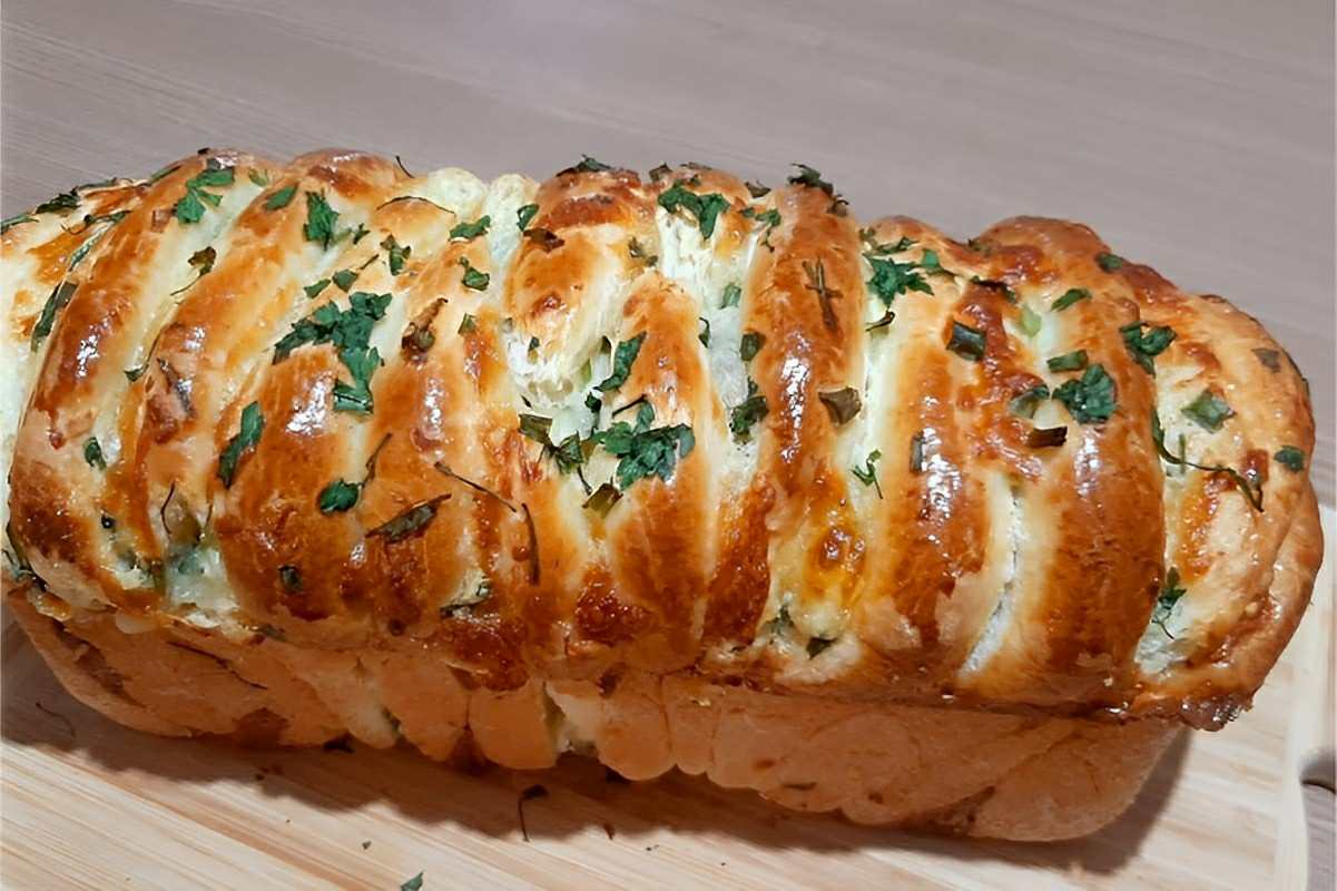 Pão de alho caseiro que já sai fatiado do forno e fica muito saboroso