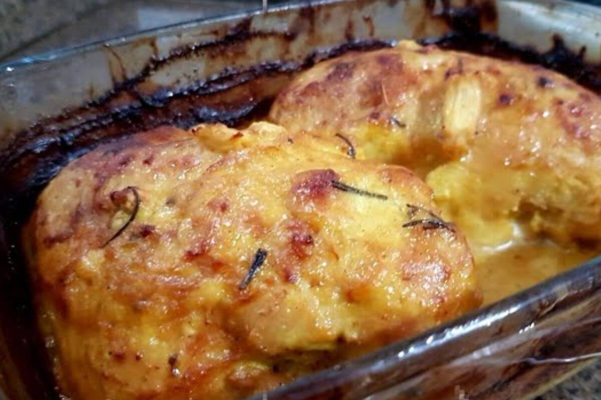 Aprenda a fazer peito de frango suculento e você nunca mais vai querer preparar de outro jeito