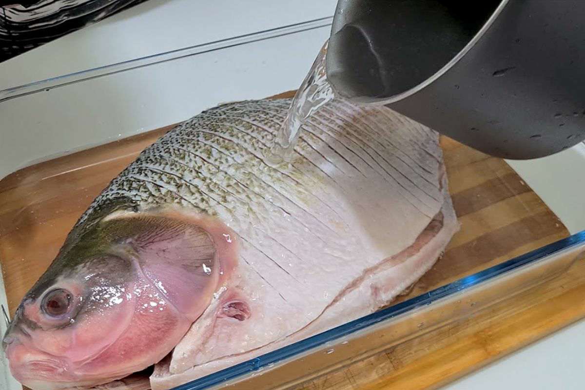 Aprenda a temperar e preparar um peixe assado inteiro muito gostoso