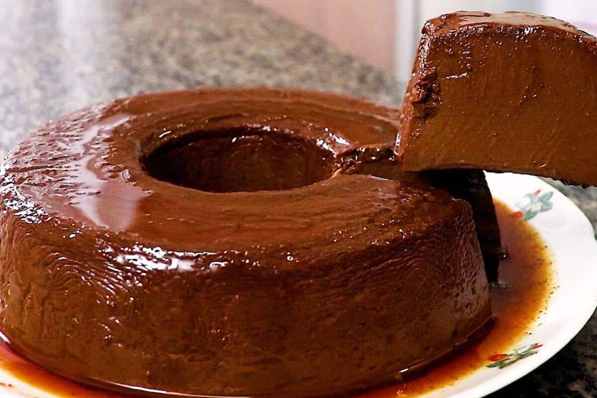 Pudim de chocolate sem ovos delicioso e fácil de preparar