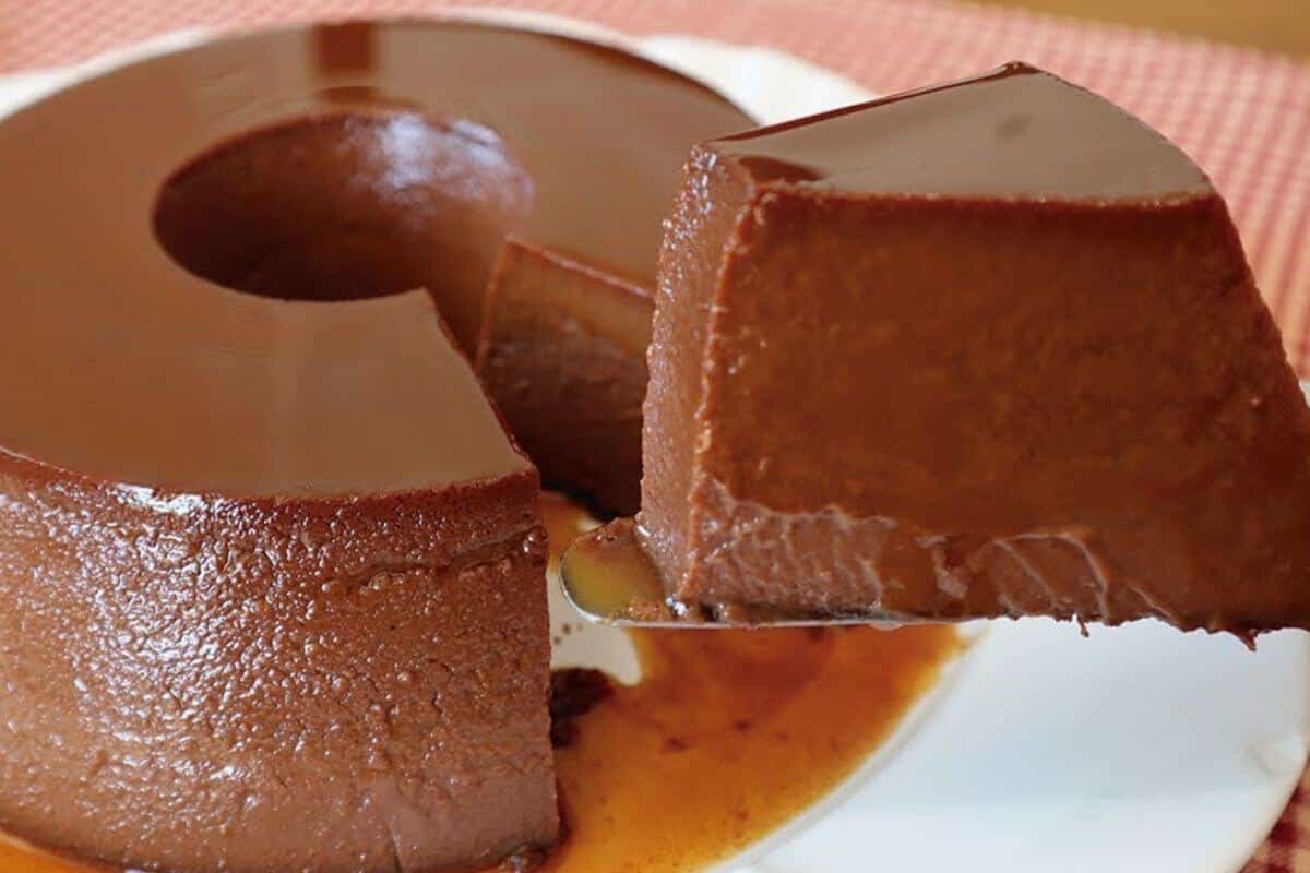 Esse com certeza é o pudim de chocolate mais cremoso que existe