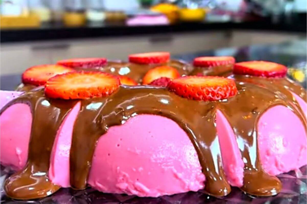 Pudim de morango com cobertura de chocolate surpreendente e delicioso
