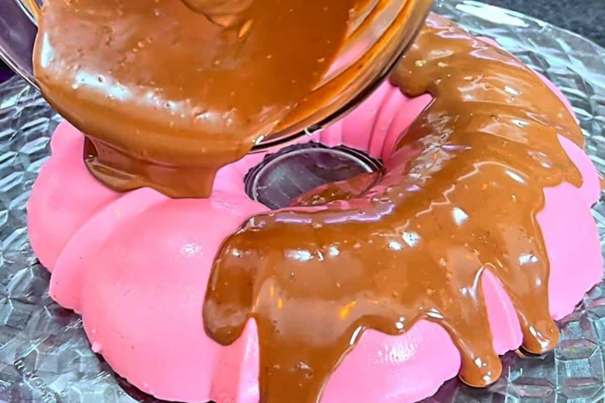 Pudim de morango super cremoso e uma cobertura de chocolate maravilhosa