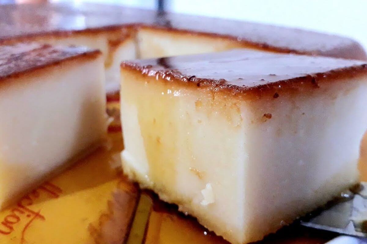 Pudim de padaria cremoso e bem durinho que não desmancha na hora de desenformar