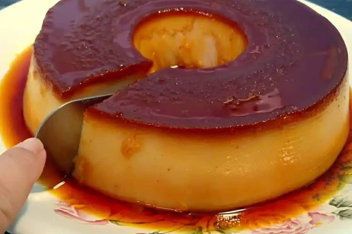 Pegue os pães que sobraram de ontem e faça um maravilhoso pudim de pão amanhecido