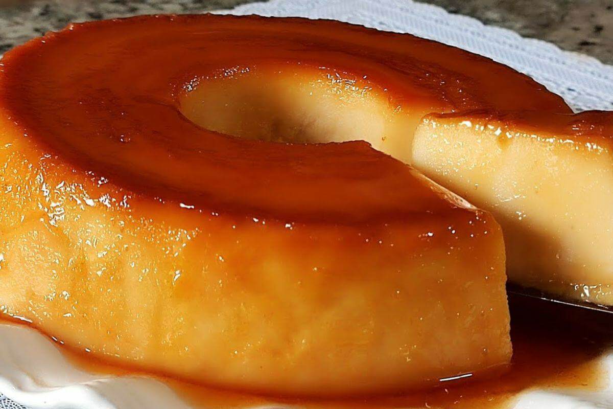 Esse pudim de pão não precisa de leite condensado e mesmo assim fica maravilhoso