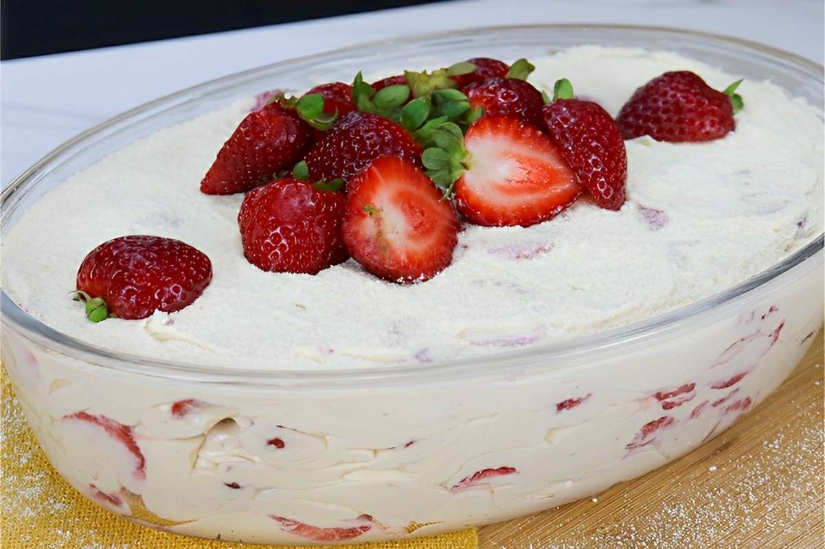 Sobremesa de ninho com morango cremosa e rápida de fazer