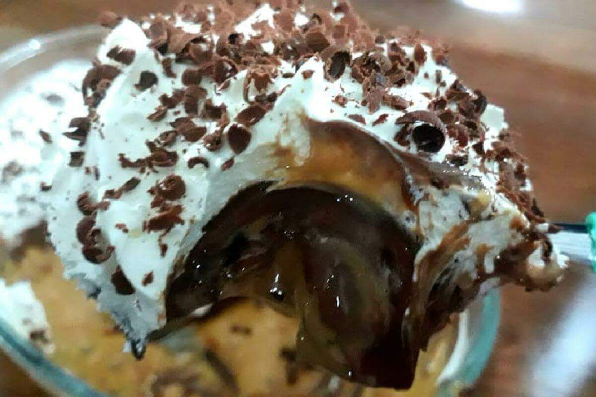 Essa sobremesa de doce de leite com chocolate vai só 4 ingredientes no preparo