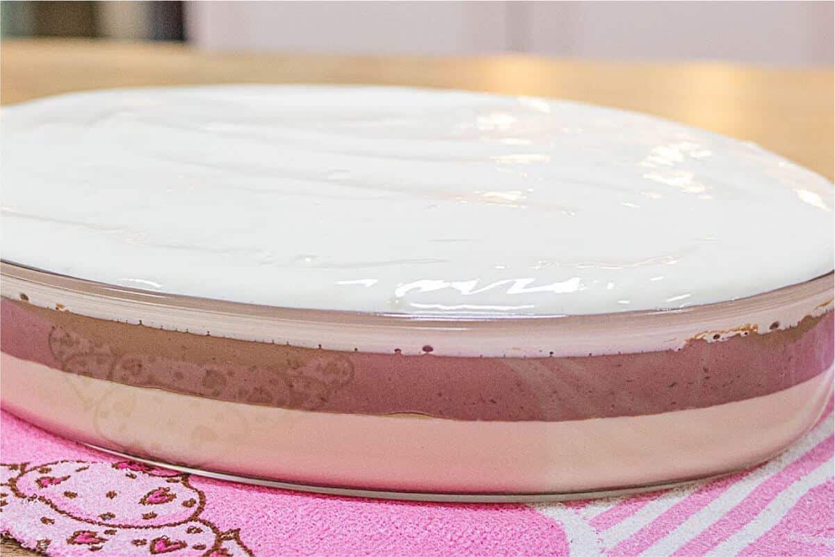 Sobremesa gelada deliciosa com 3 cremes incríveis fáceis de preparar