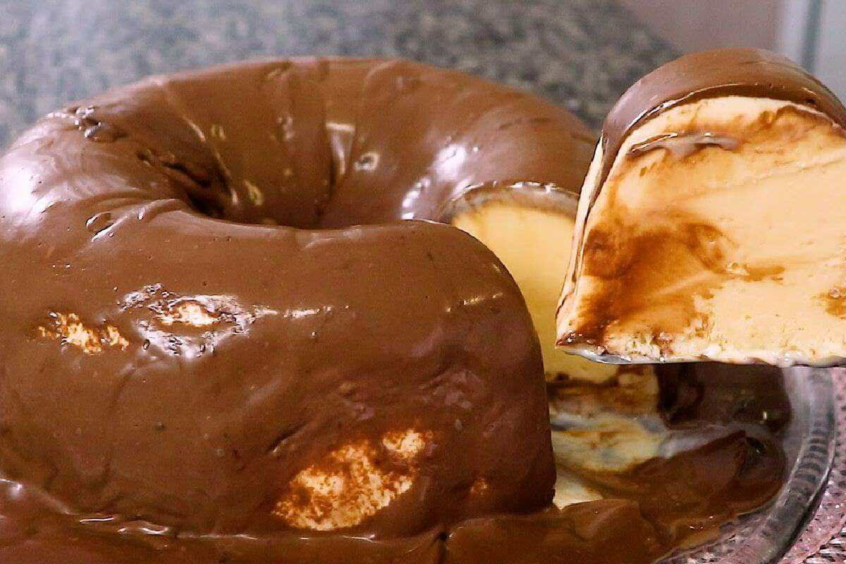 Sorvetão de maracujá com calda de chocolate uma sobremesa perfeita e deliciosa