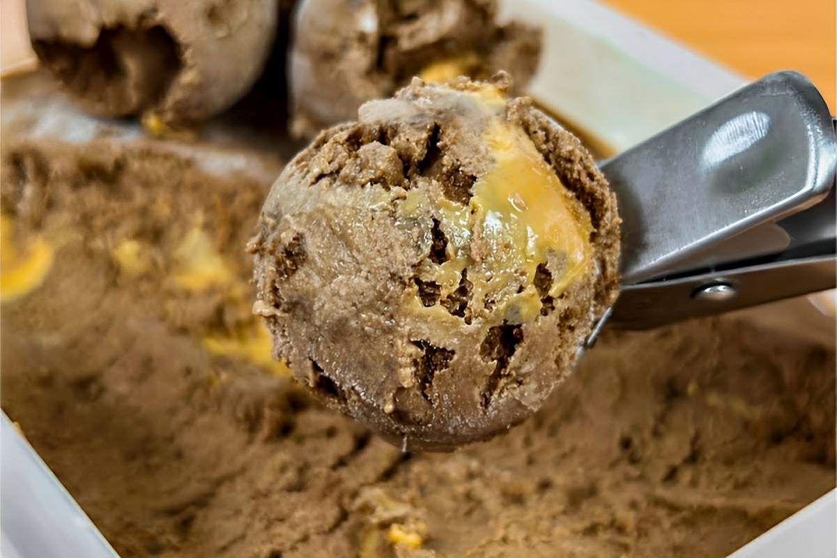 Nesse calor nada melhor que esse sorvete de chocolate cremoso que você vai fazer de um jeito bem fácil
